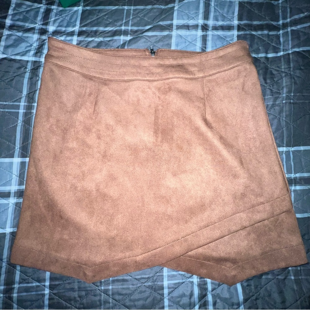 Jack BB Dakota EUC Faux Suede Mini Skirt Sz 2 Luggage Colored, Crossover Front - Picture 2 of 6
